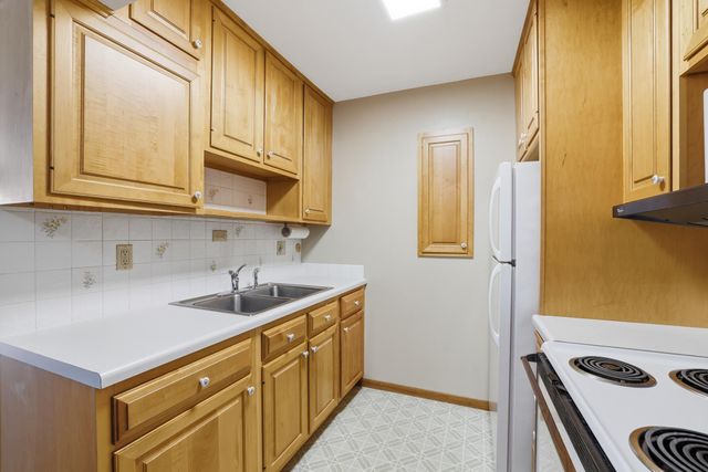 2700 Oxford Street N 102, Roseville, MN 55113