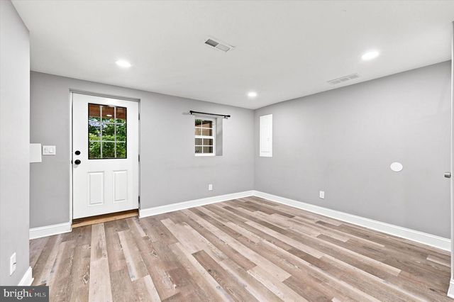33 E GORGAS LN, Philadelphia, PA 19119