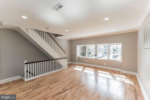 33 E GORGAS LN, Philadelphia, PA 19119