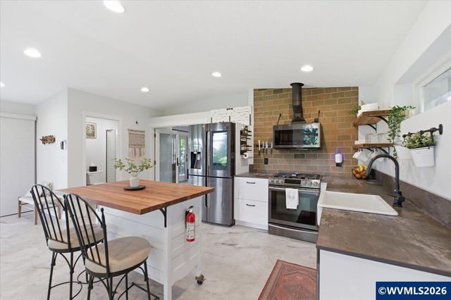 24752 Prairie View Dr NE, Aurora, OR 97002