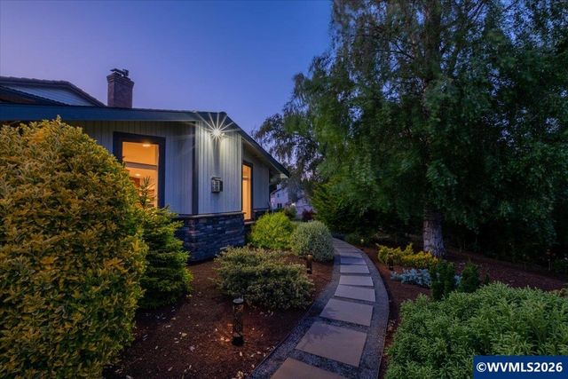 24752 Prairie View Dr NE, Aurora, OR 97002