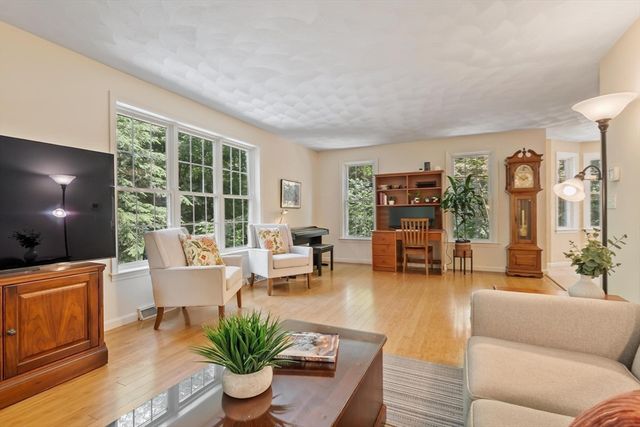 8 Whitney Ln, Boxborough, MA 01719