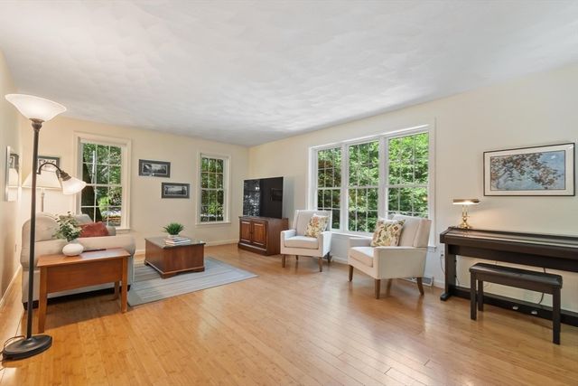 8 Whitney Ln, Boxborough, MA 01719