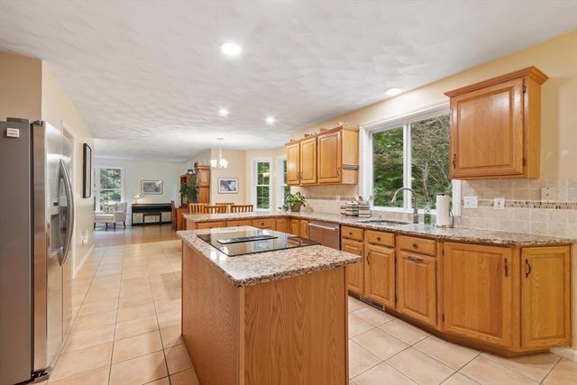 8 Whitney Ln, Boxborough, MA 01719