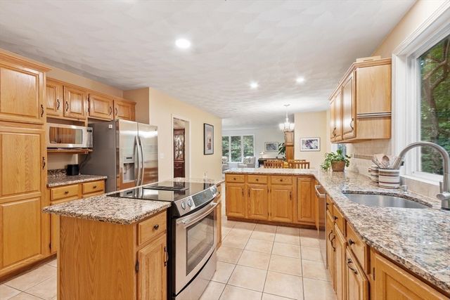 8 Whitney Ln, Boxborough, MA 01719