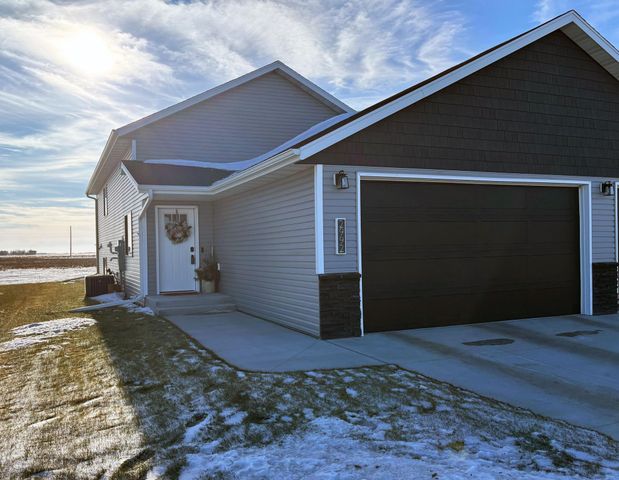 2992 74th Avenue S, Fargo, ND 58104