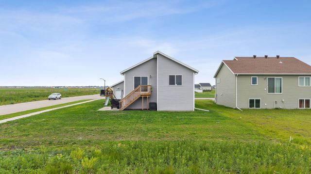 2992 74th Avenue S, Fargo, ND 58104