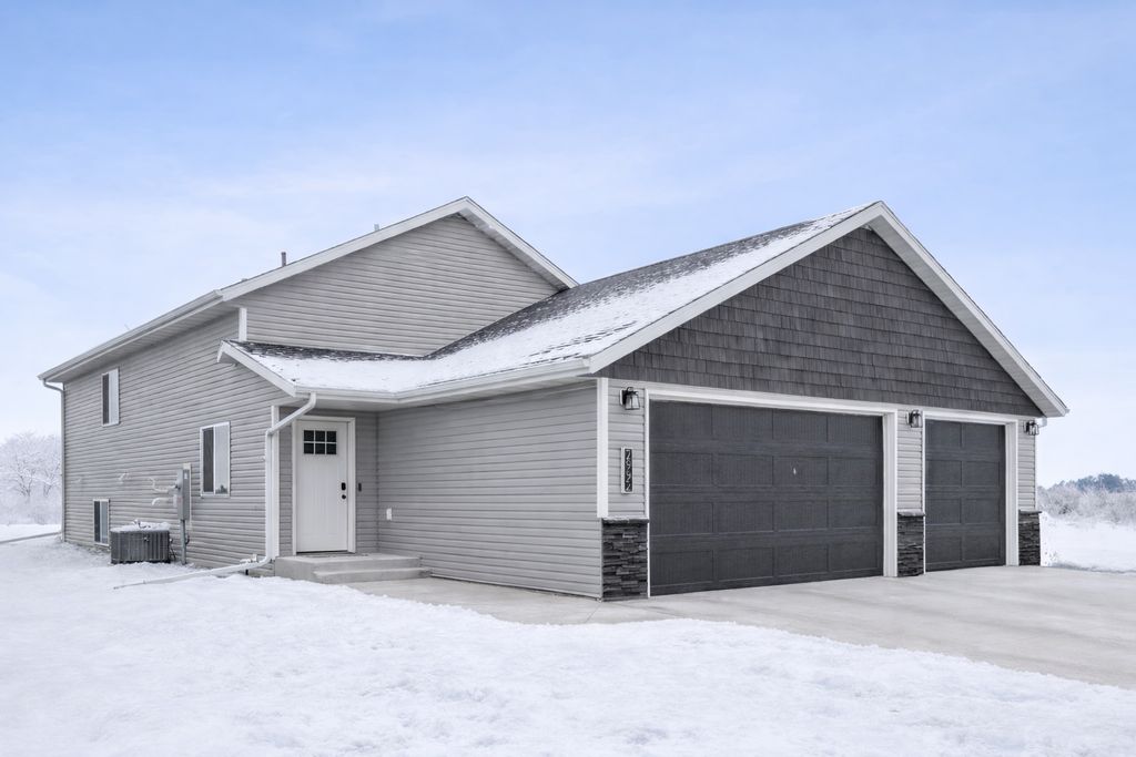 2992 74th Avenue S, Fargo, ND 58104