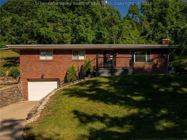 2211 Larwood Drive, Charleston, WV 25302