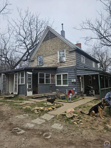 4823 SE 10th St, Tecumseh, KS 66542