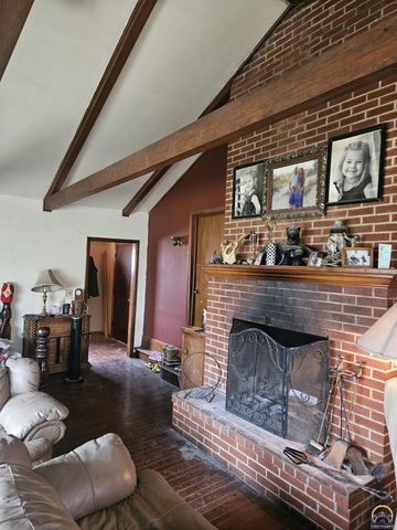 4823 SE 10th St, Tecumseh, KS 66542