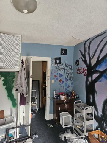 4823 SE 10th St, Tecumseh, KS 66542