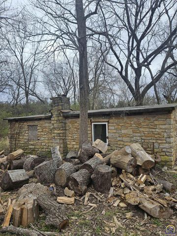 4823 SE 10th St, Tecumseh, KS 66542