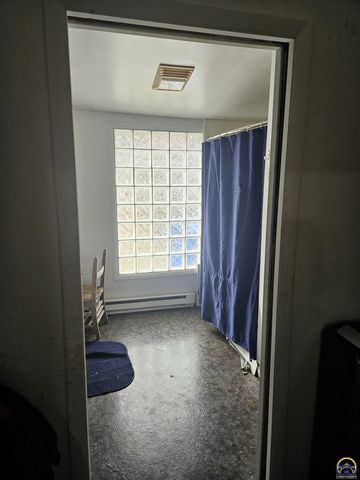 4823 SE 10th St, Tecumseh, KS 66542