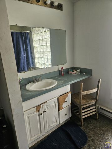 4823 SE 10th St, Tecumseh, KS 66542