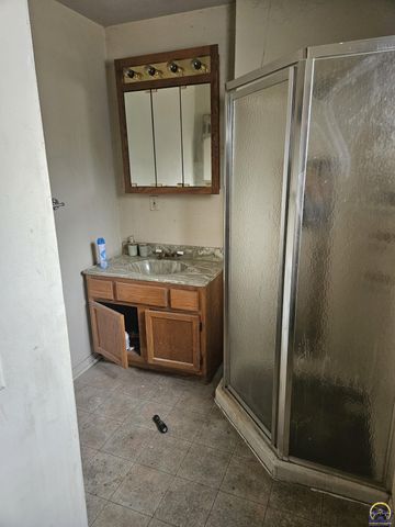 4823 SE 10th St, Tecumseh, KS 66542