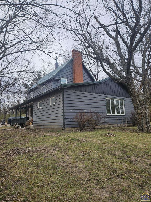 4823 SE 10th St, Tecumseh, KS 66542