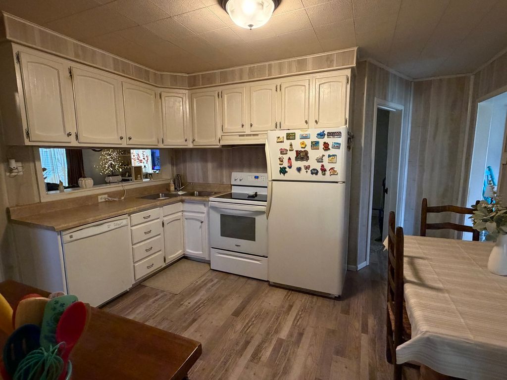 Image 2 of property listing at 438 Anderson Street, Centralia, IL 62801