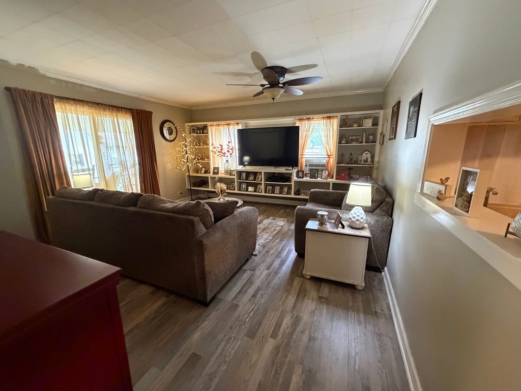 Image 8 of property listing at 438 Anderson Street, Centralia, IL 62801