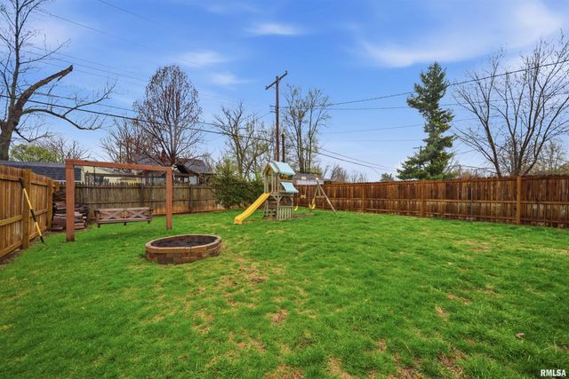 121 BESS Street, Washington, IL 61571