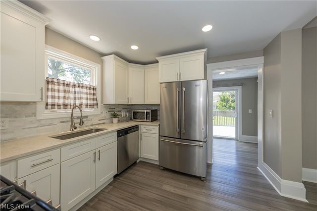 1614 Robinwood Avenue, Lakewood, OH 44107