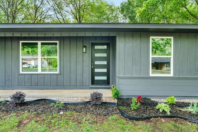 2215 S Coleman Avenue, Fayetteville, AR 72701