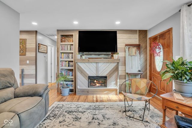 806 W Walnut Drive, Rockville, IN 47872