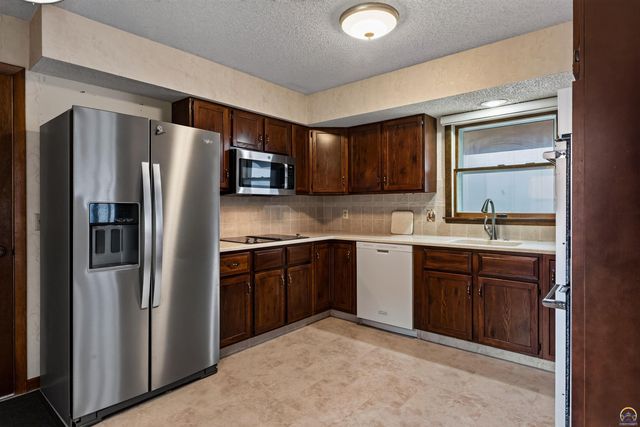 2931 SW Arrowhead RD, Topeka, KS 66614