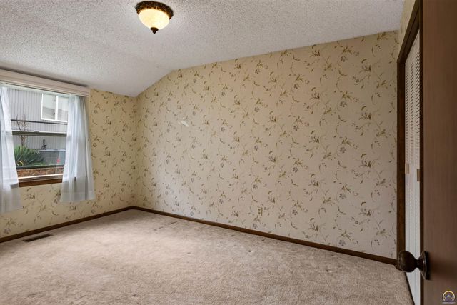 2931 SW Arrowhead RD, Topeka, KS 66614