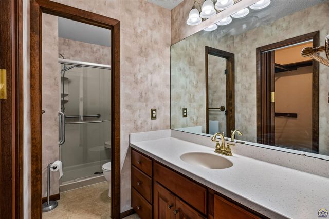 2931 SW Arrowhead RD, Topeka, KS 66614