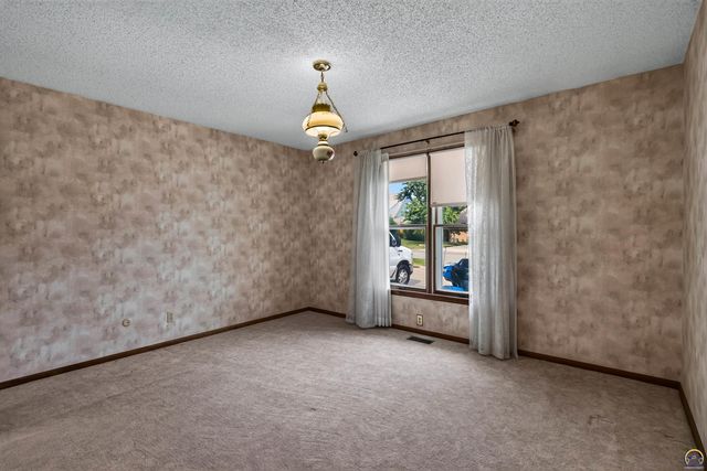 2931 SW Arrowhead RD, Topeka, KS 66614