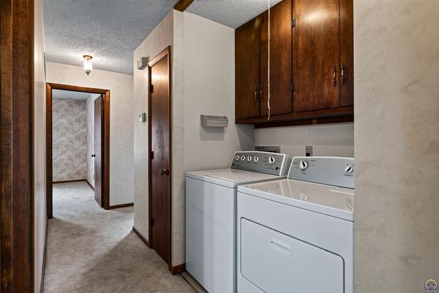2931 SW Arrowhead RD, Topeka, KS 66614