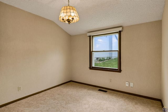 2931 SW Arrowhead RD, Topeka, KS 66614