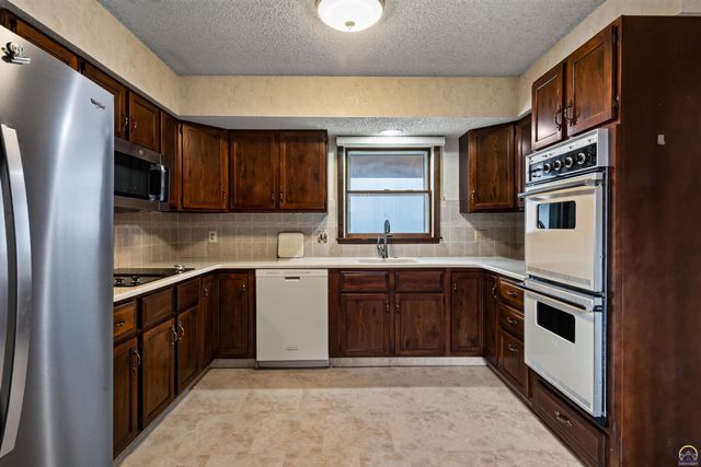 2931 SW Arrowhead RD, Topeka, KS 66614