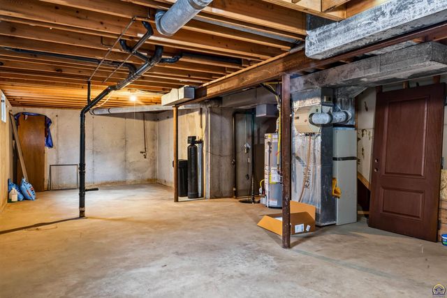 2931 SW Arrowhead RD, Topeka, KS 66614