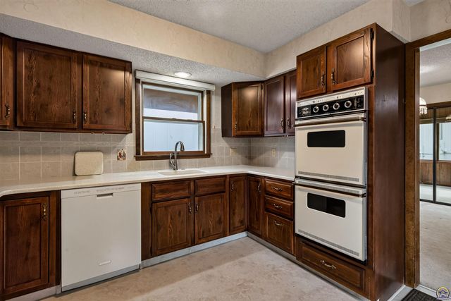 2931 SW Arrowhead RD, Topeka, KS 66614