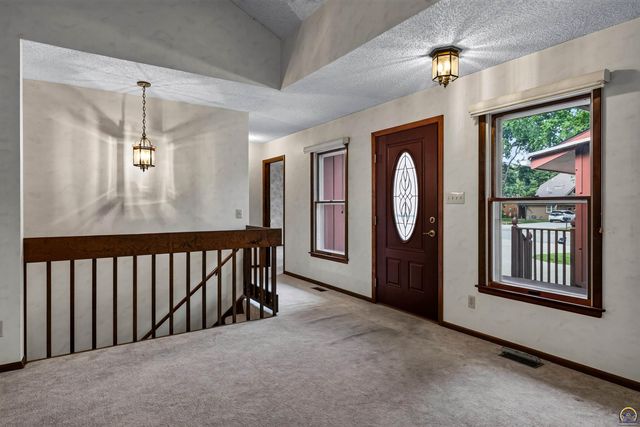 2931 SW Arrowhead RD, Topeka, KS 66614