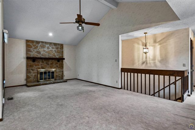 2931 SW Arrowhead RD, Topeka, KS 66614