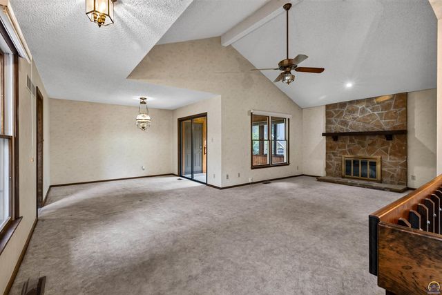 2931 SW Arrowhead RD, Topeka, KS 66614