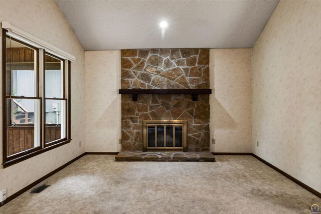 2931 SW Arrowhead RD, Topeka, KS 66614