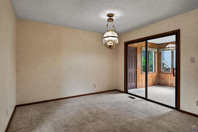 2931 SW Arrowhead RD, Topeka, KS 66614