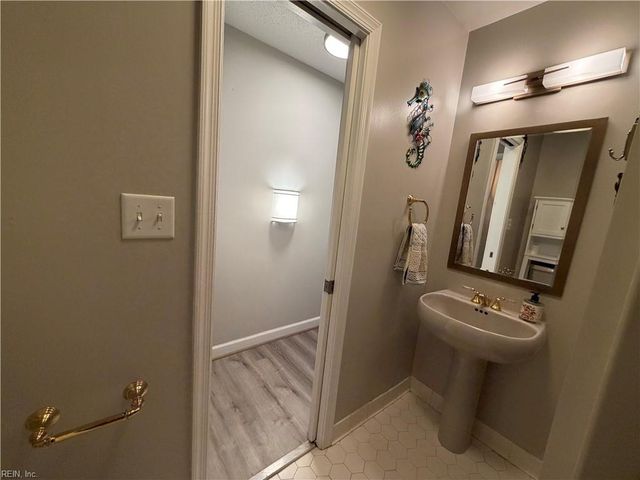 1031 High Dunes Quay Apt 103, Hampton, VA 23664
