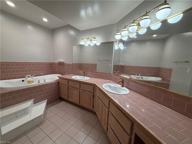 1031 High Dunes Quay Apt 103, Hampton, VA 23664