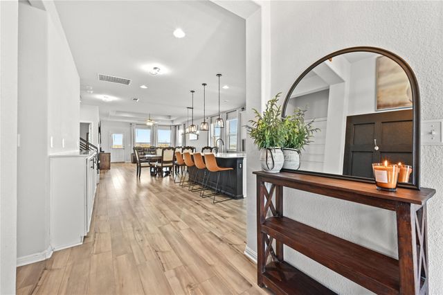 207 Dogvane CIR W, Kyle, TX 78640