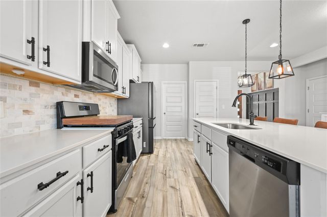 207 Dogvane CIR W, Kyle, TX 78640