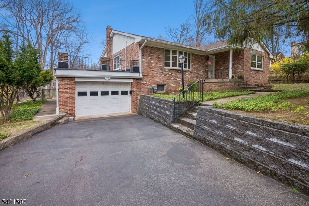 54 Briarhill Rd, Cedar Grove Twp., NJ 07009