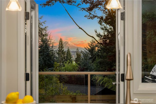 4290 Shoreclub Drive, Mercer Island, WA 98040