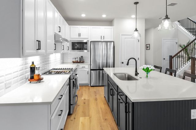 166 Twistleaf DR, Buda, TX 78610