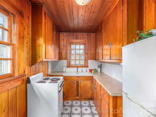 20 Zemery Lane, Waynesville, NC 28786