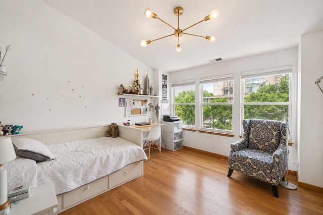 1009 E 61st Street, Chicago, IL 60637